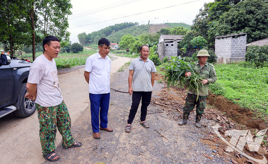 Người có uy tín Lý Văn Sài, xóm Đồng Tâm, xã Phú Lương (người đứng thứ 3 từ trái sang) vận động bà con trong xóm mở rộng đường phục vụ xây dựng nông thôn mới.