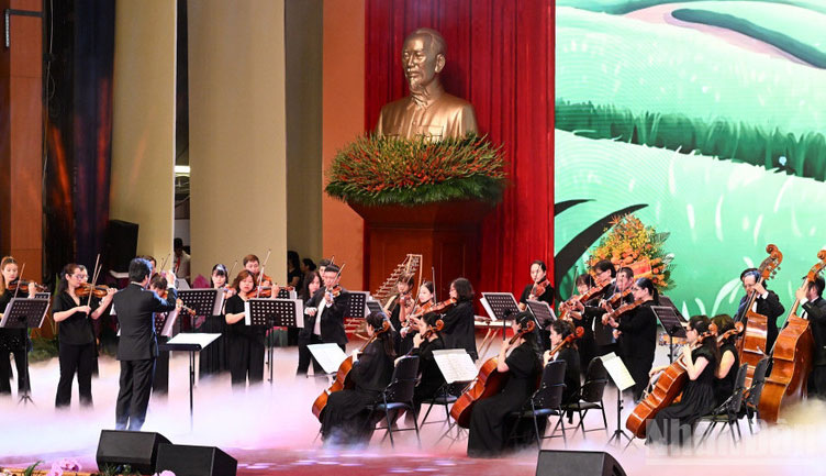 Một tiết mục nhạc giao hưởng được biểu diễn tại buổi lễ. (Ảnh: Trần Hải)