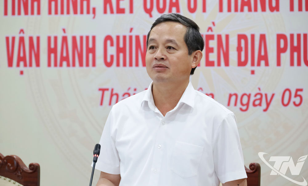 Đồng chí Chủ tịch UBND tỉnh Phạm Hoàng Sơn phát biểu kết luận Hội nghị.