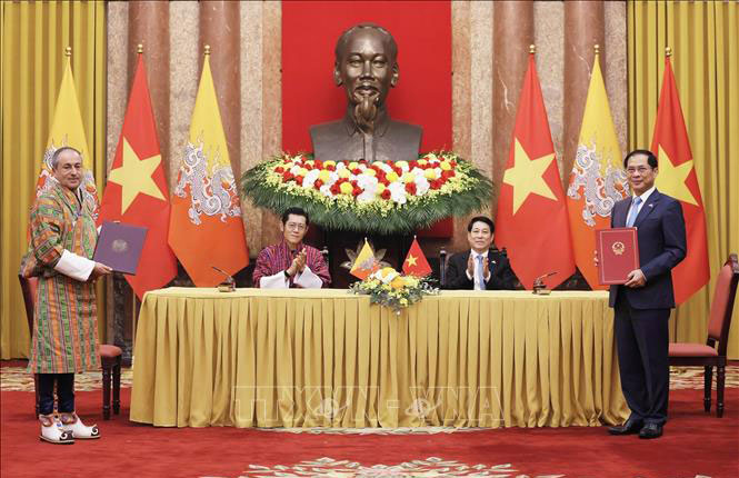 Chủ tịch nước Lương Cường và Quốc vương Bhutan Jigme Khesar Namgyel Wangchuck chứng kiến ký Bản ghi nhớ về Khuôn khổ hợp tác giữa Chính phủ hai nước. Ảnh: Lâm Khánh/TTXVN