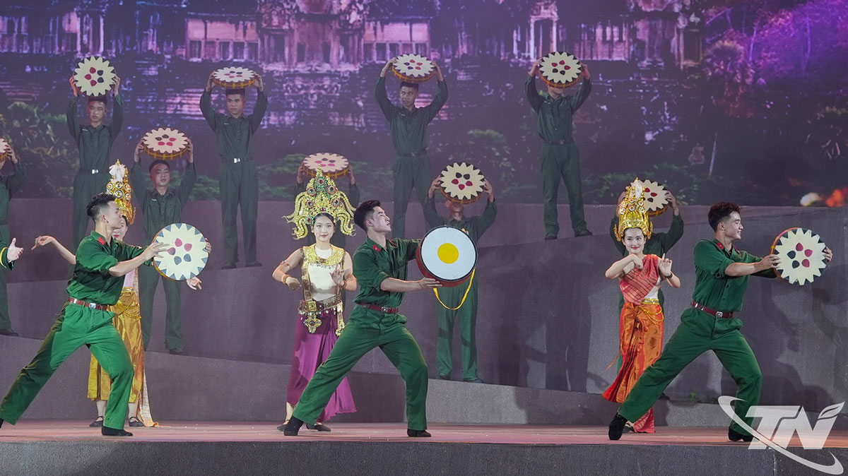 Tiết mục thể hiện nội dung hợp tác quốc tế, giúp đỡ bè bạn quốc tế của Quân đội nhân dân Việt Nam.