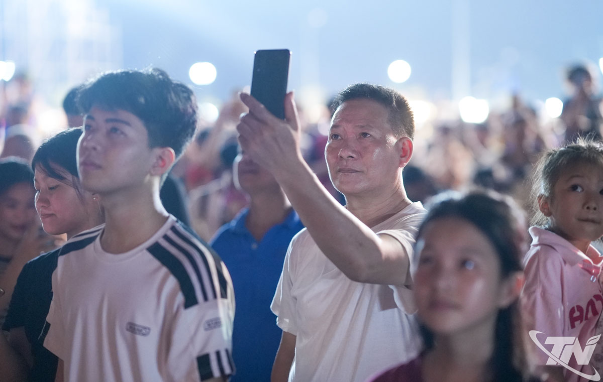 Chương trình khép lại với màn bắn pháo hoa tầm thấp trong 15 phút.