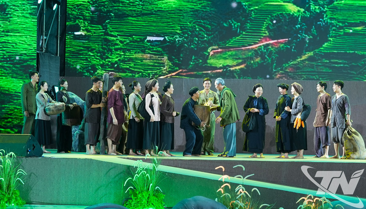 Chương trình được tổ chức công phu với sân khấu hiện đại, rực rỡ sắc màu.