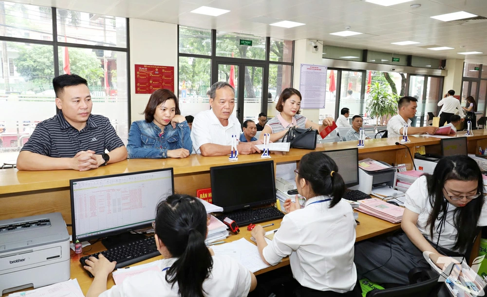 Người dân đến làm thủ tục hành chính tại Trung tâm Phục vụ hành chính công phường Phan Đình Phùng.