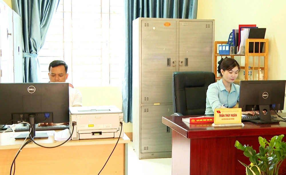 Cán bộ các phòng chuyên môn thuộc phường Linh Sơn bắt tay vào thực hiện nhiệm vụ ngay từ những ngày đầu vận hành mô hình chính quyền địa phương hai cấp.