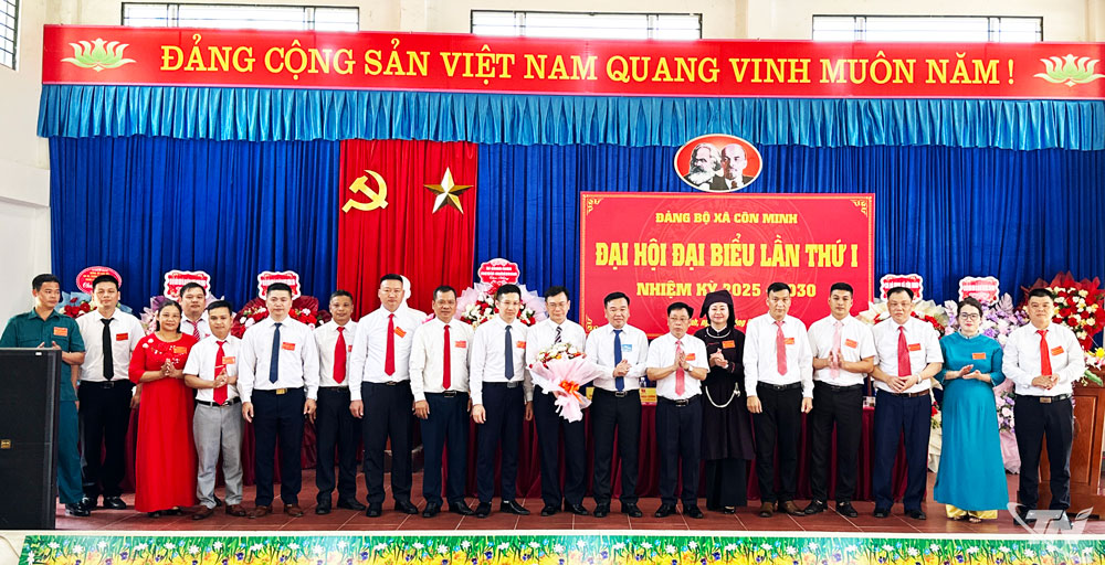Ban Chấp hành Đảng bộ xã Côn Minh, nhiệm kỳ 2025 - 2030 ra mắt Đại hội.