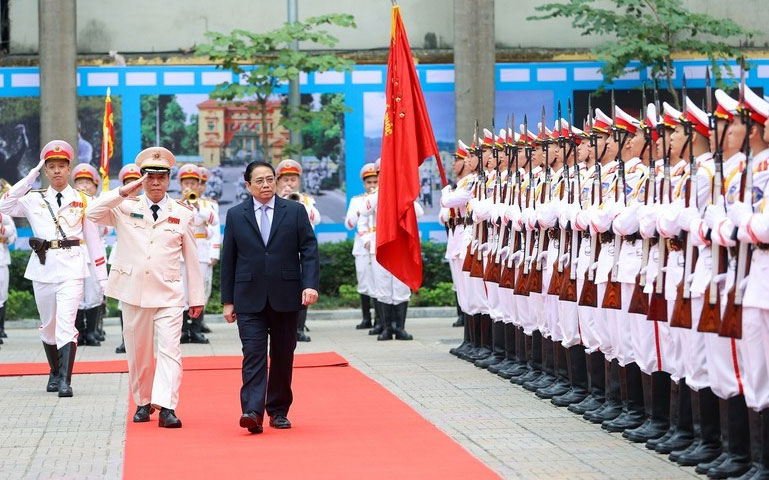 Lực lượng Công an nhân dân luôn là Thanh bảo kiếm của Đảng, Nhà nước, Lá chắn thép vững chắc trong bảo vệ an ninh Tổ quốc, đấu tranh với các loại tội phạm, giữ gìn cuộc sống bình yên, hạnh phúc, ấm no của Nhân dân. (Ảnh VGP/Nhật Bắc)