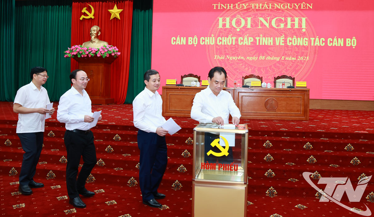 Các đại biểu bỏ phiếu giới thiệu nhân sự tại Hội nghị cán bộ chủ chốt cấp tỉnh.