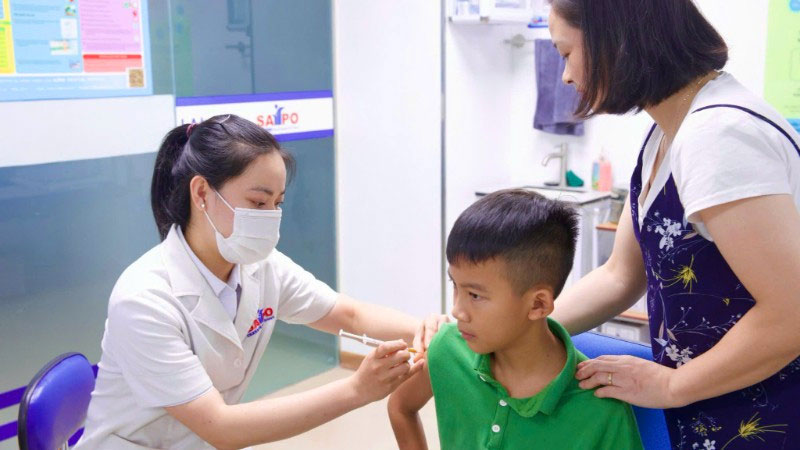 Tiêm vaccine phòng cúm cho trẻ khi vào mùa tựu trường.