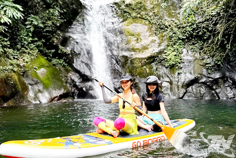  Du lịch khám phá, trải nghiệm tại các hang động, dòng suối trên địa bàn tỉnh ngày càng thu hút đông đảo du khách ưa mạo hiểm.