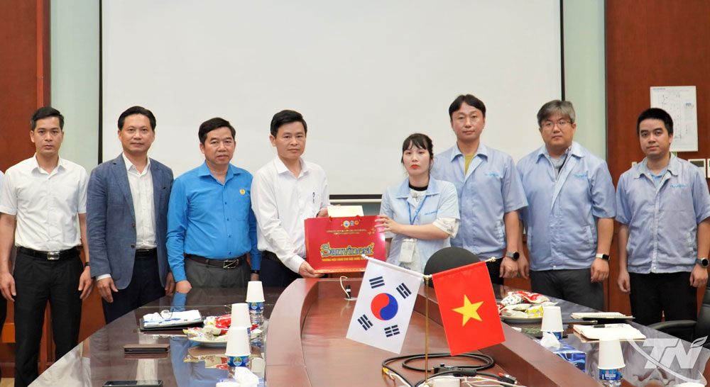 Đại diện Hội đồng An toàn - VSLĐ đến thăm, động viên gia đình nạn nhân bị tai nạn lao động Trần Quang Vĩnh (Công ty TNHH Kết cấu và Chế tạo máy Thái Nguyên).