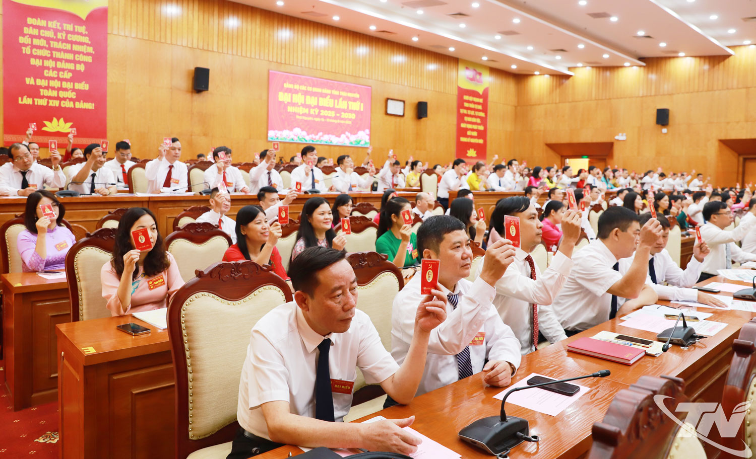 Đồng thời, Đảng bộ xác định ba khâu đột phá để tạo ra những chuyển biến mới, mạnh mẽ, có ý nghĩa quan trọng trong thực hiện nhiệm vụ chính trị, đó là: đột phá về cải cách hành chính và chuyển đổi số; về xây dựng đội ngũ cán bộ, đảng viên và đột phá trong công tác kiểm tra, giám sát, chuyển trọng tâm sang phòng ngừa, cảnh báo vi phạm.