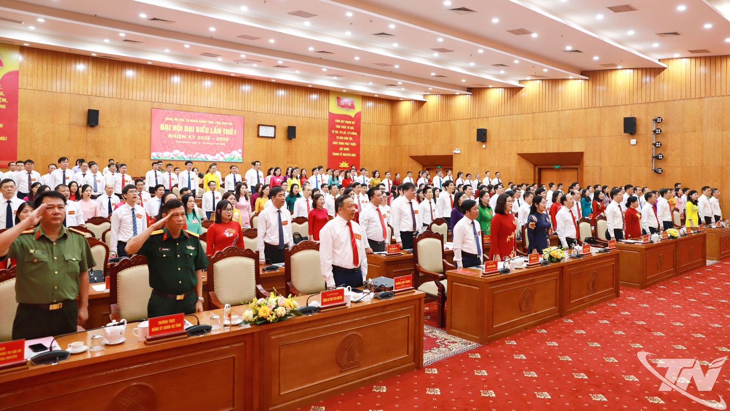 Đại hội thực hiện nghi lễ Chào cờ.