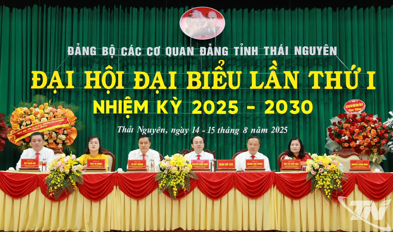  Đoàn Chủ tịch Đại hội.