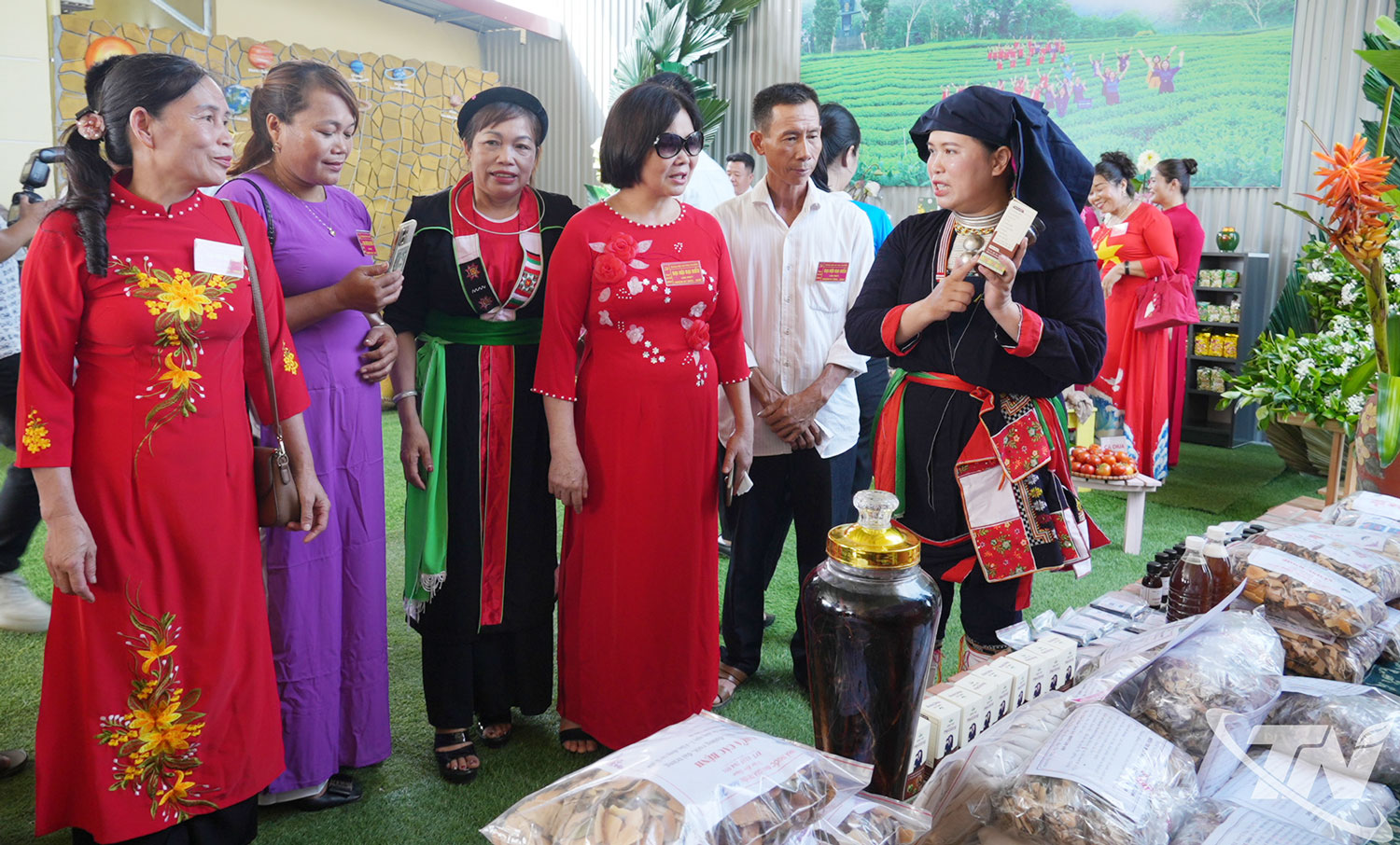 Đại biểu tham quan khu trưng bày thành tựu về nông nghiêp của xã Phú Xuyên