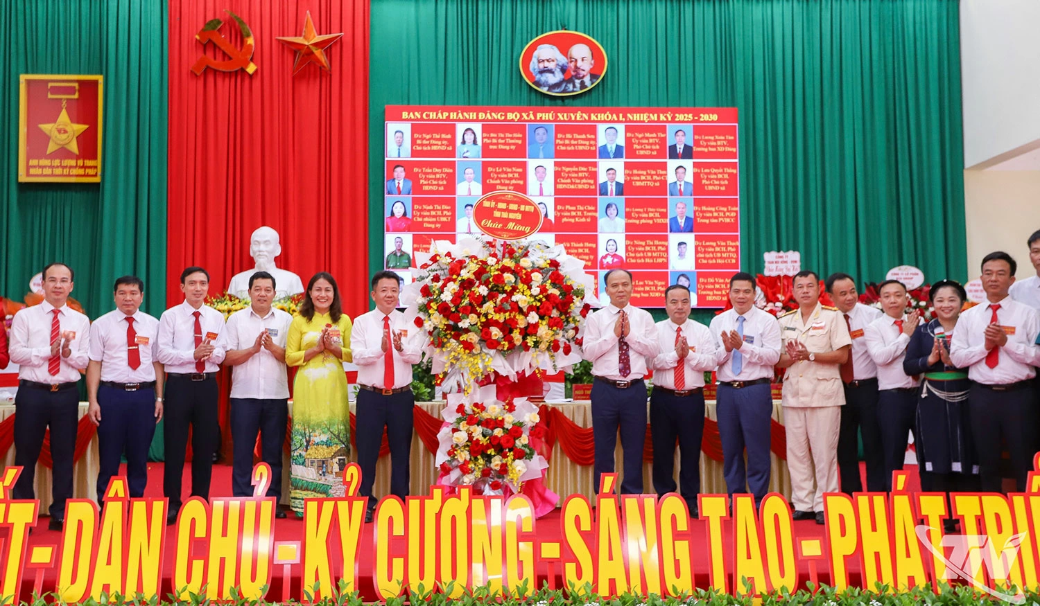 Đại diện lãnh đạo Sở Tài chính tặng hoa chúc mừng Đại hội.