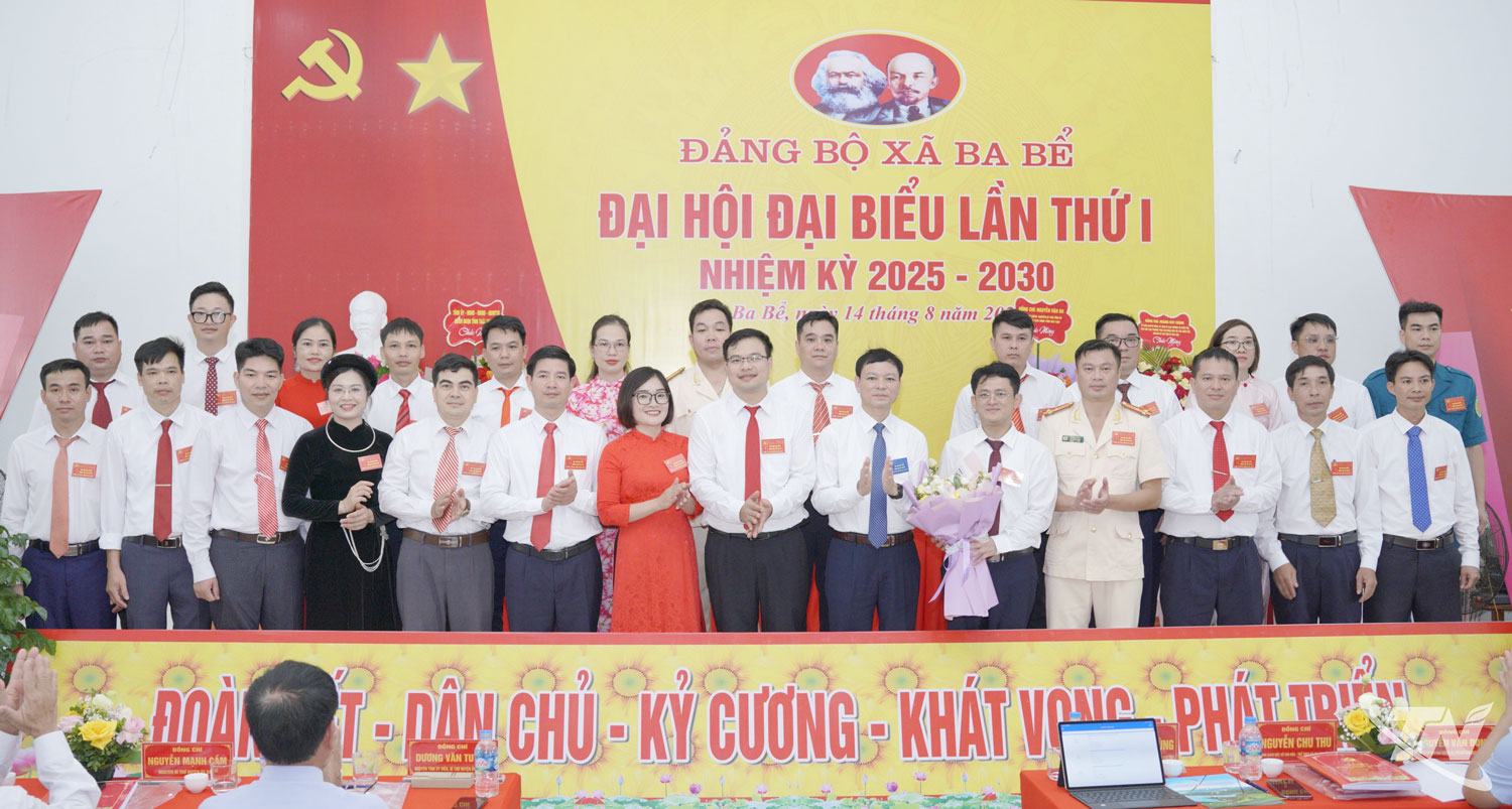Ban Chấp hành Đảng bộ xã Ba Bể nhiệm kỳ 2025 - 2030 ra mắt Đại hội.