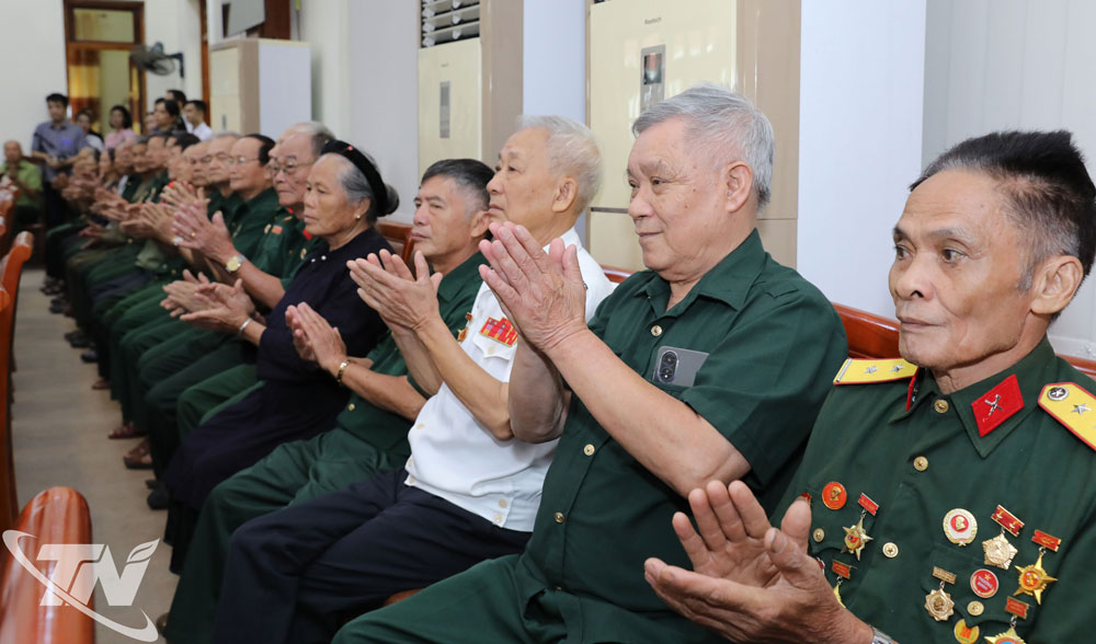 Những người có công, gia đình chính sách tại Chương trình.