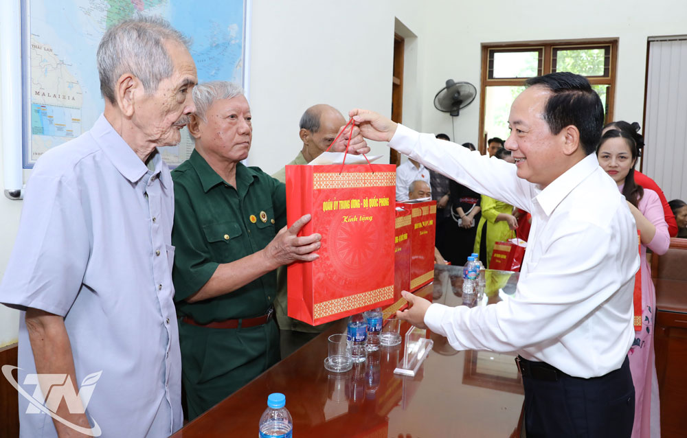 Đại tướng Trịnh Văn Quyết tặng quà các gia đình chính sách, người có công.