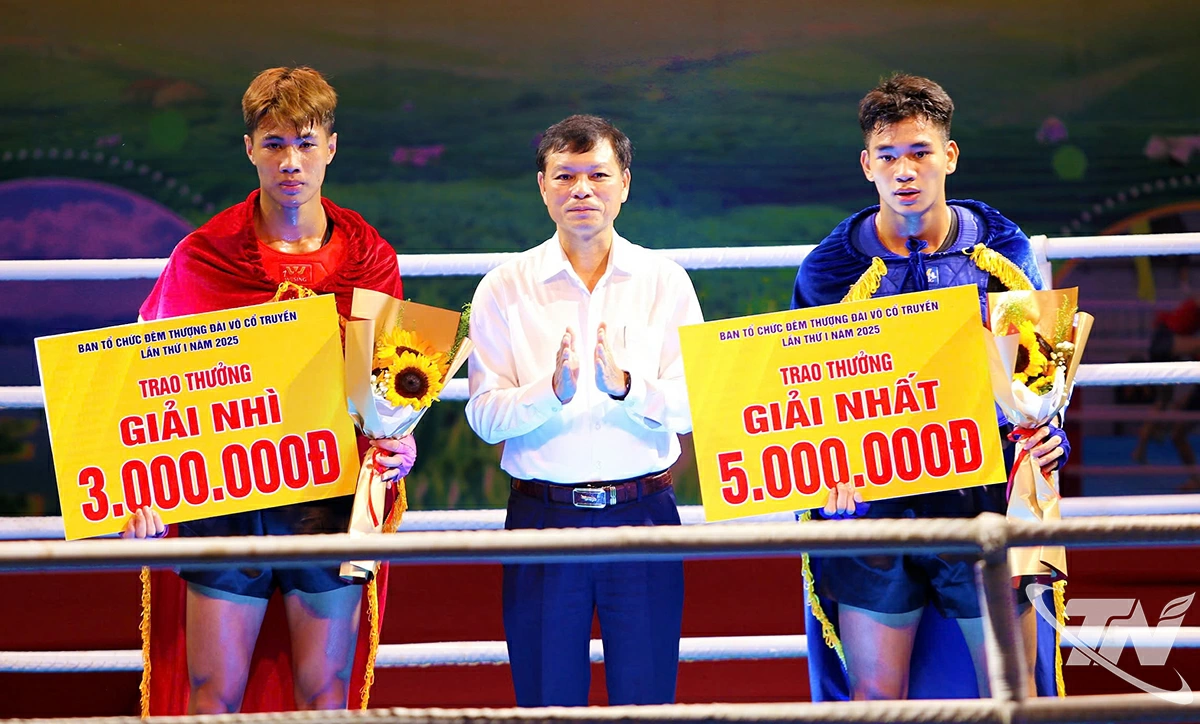 Ban Tổ chức trao giải thưởng cho các võ sĩ ngay sau khi kết thúc mỗi trận đấu.