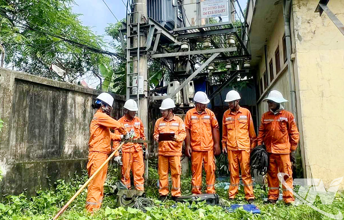 Kiểm tra an toàn thiết bị trước khi thực hiện nhiệm vụ. Ảnh TL