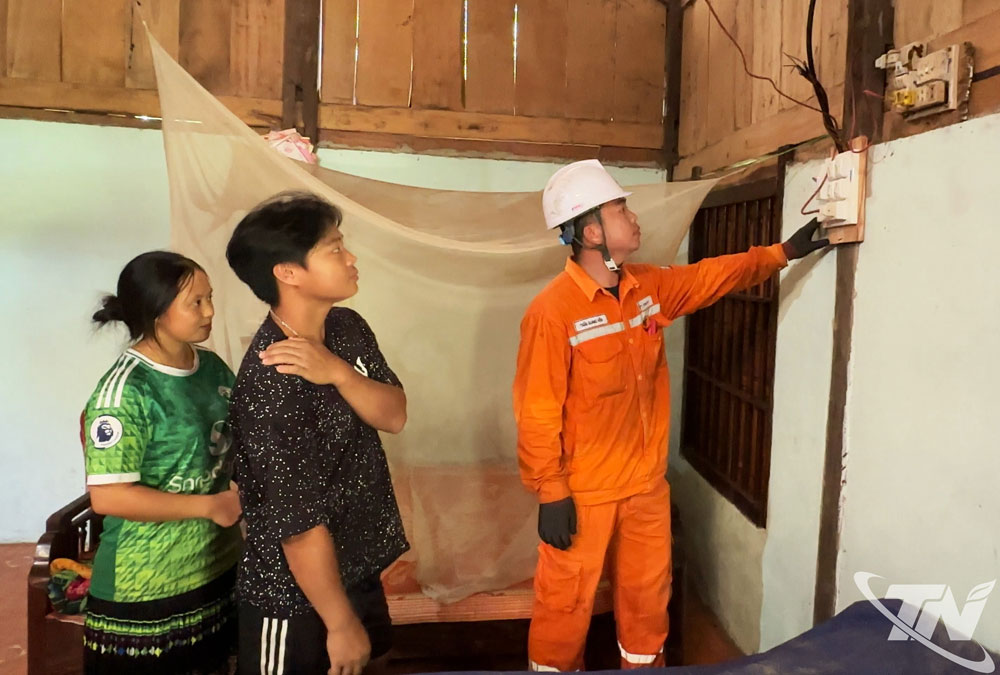 Người dân được hướng dẫn sử dụng điện.