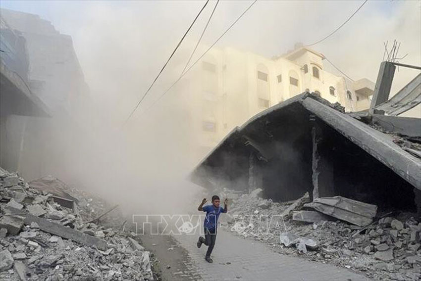 Đống đổ nát sau các cuộc không kích của Israel xuống Dải Gaza. Ảnh: IRNA/TTXVN