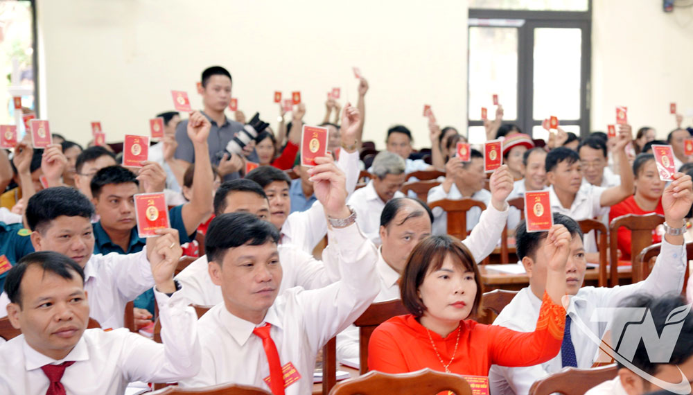 Các đại biểu biểu quyết thông qua Nghị quyết nhiệm kỳ 2025-2030.