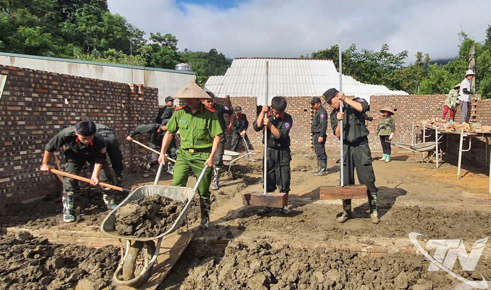 Lực lượng Công an tỉnh Thái Nguyên và nhân dân hỗ trợ các hộ gia đình thực hiện các hạng mục trong chương trình xóa nhà tạm, nhà dột nát.