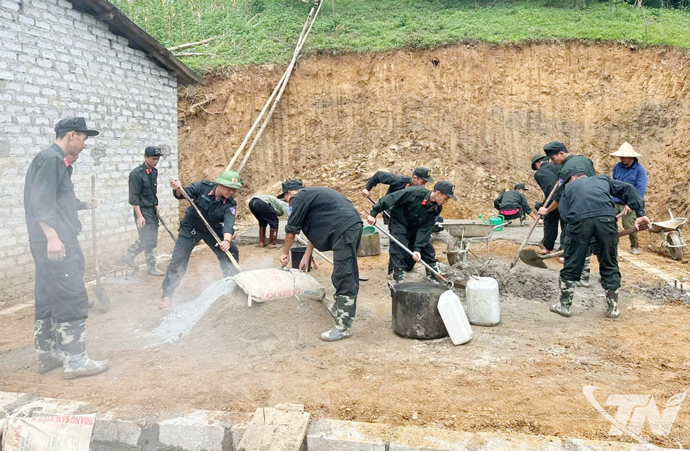 Lực lượng Công an tỉnh Thái Nguyên và nhân dân hỗ trợ các hộ gia đình thực hiện các hạng mục trong chương trình xóa nhà tạm, nhà dột nát.