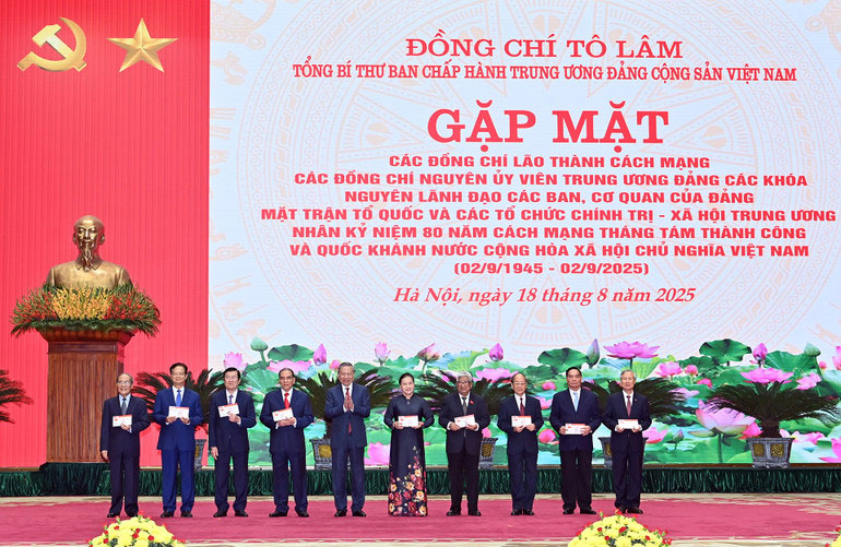 Tổng Bí thư Tô Lâm trao thẻ đảng viên (mẫu mới) cho các đồng chí nguyên lãnh đạo Đảng, Nhà nước.
