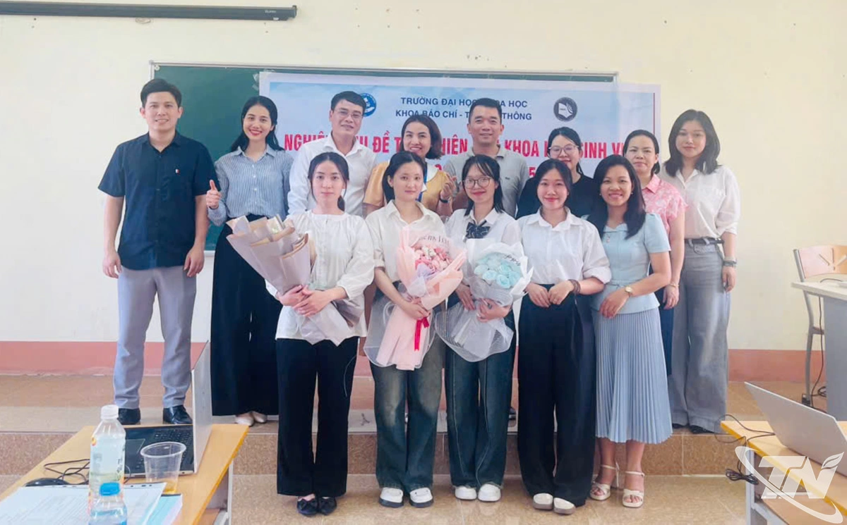 Hoàng Thị Bích Lệ (đứng thứ 2 từ phải sang, hàng dưới) rạng rỡ sau buổi thuyết trình và nghiệm thu đề tài nghiên cứu tại Trường Đại học Khoa học Thái Nguyên.