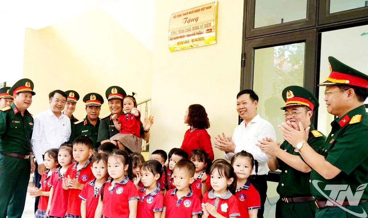 Các đồng chí lãnh đạo Bộ Tổng Tham mưu, tỉnh Thái Nguyên và đại biểu dự Lễ khánh thành, bàn giao hai công trình trường học tại xã Phú Đình, ngày 2/8/2025