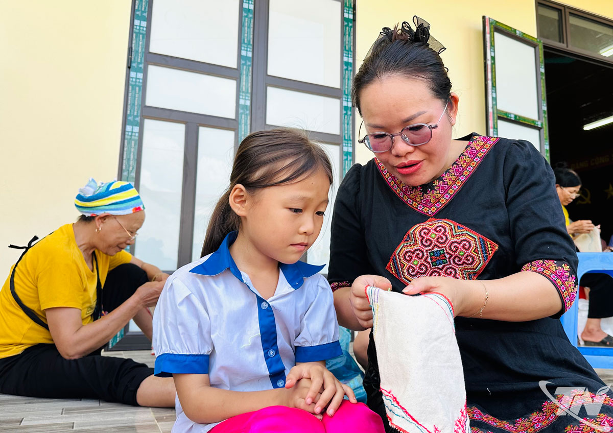 Các thành viên HTX Thiên An, ở xã Phủ Thông, phối hợp tổ chức lớp học thêu thổ cẩm.