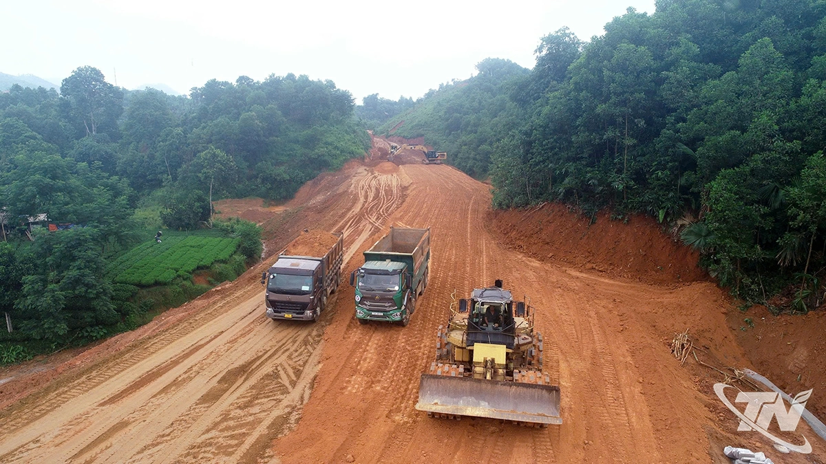Các nhà thầu đẩy nhanh tiến độ thi công Dự án đường Hồ Chí Minh đoạn Chợ Chu – Tuyên Quang qua địa phận Thái Nguyên.