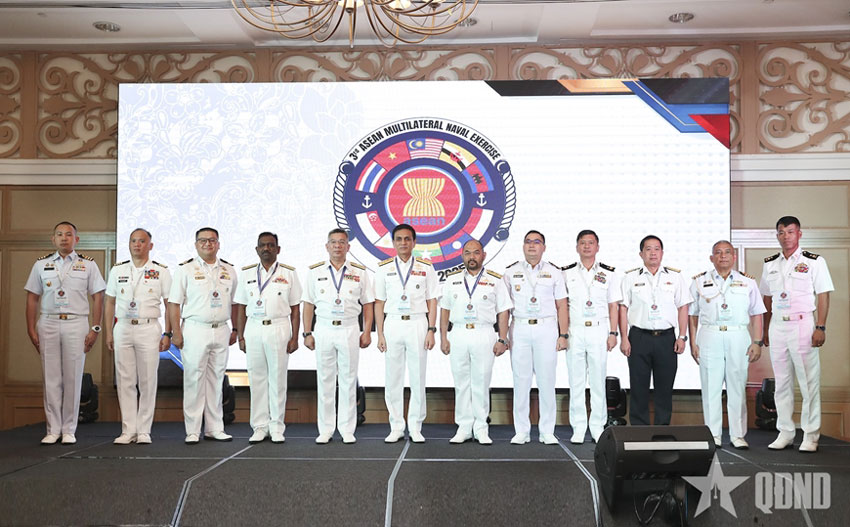 Trưởng đoàn Hải quân các nước ASEAN và đại diện Hải quân nước chủ nhà Malaysia tại Lễ khai mạc AMNEX 3. 