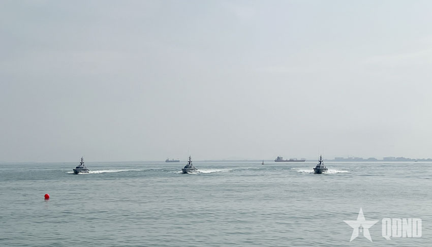 Các xuồng tấn công nhanh của Hải quân Hoàng gia Malaysia trình diễn.