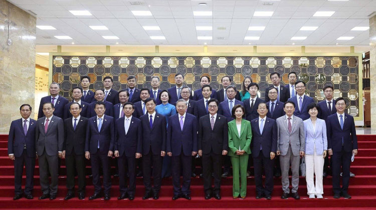 Đoàn công tác chụp ảnh lưu niệm. Ảnh: THỐNG NHẤT/TTXVN