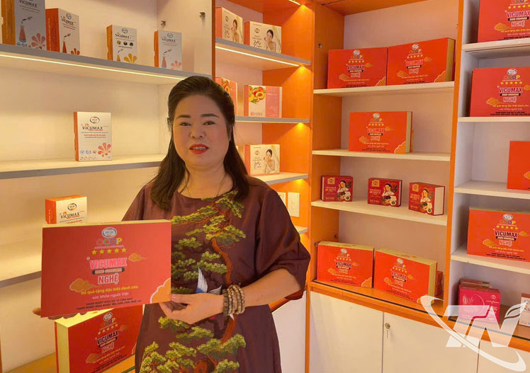 Bà Nguyễn Thị Lê, Phó Giám đốc Công ty CP Công nghệ dược liệu Bắc Hà bên sản phẩm OCOP đạt 5 sao cấp quốc gia.