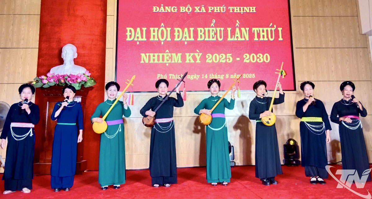 Các thành viên Câu lạc bộ biểu diễn một tiết mục hát Then, đàn Tính chào mừng Đại hội đại biểu Đảng bộ xã Phú Thịnh
