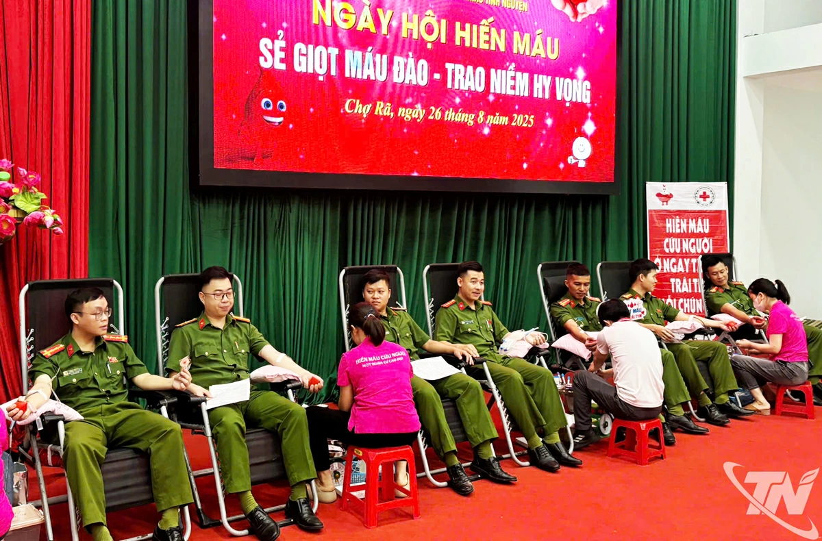 Lực lượng vũ trang tham gia hiến máu.