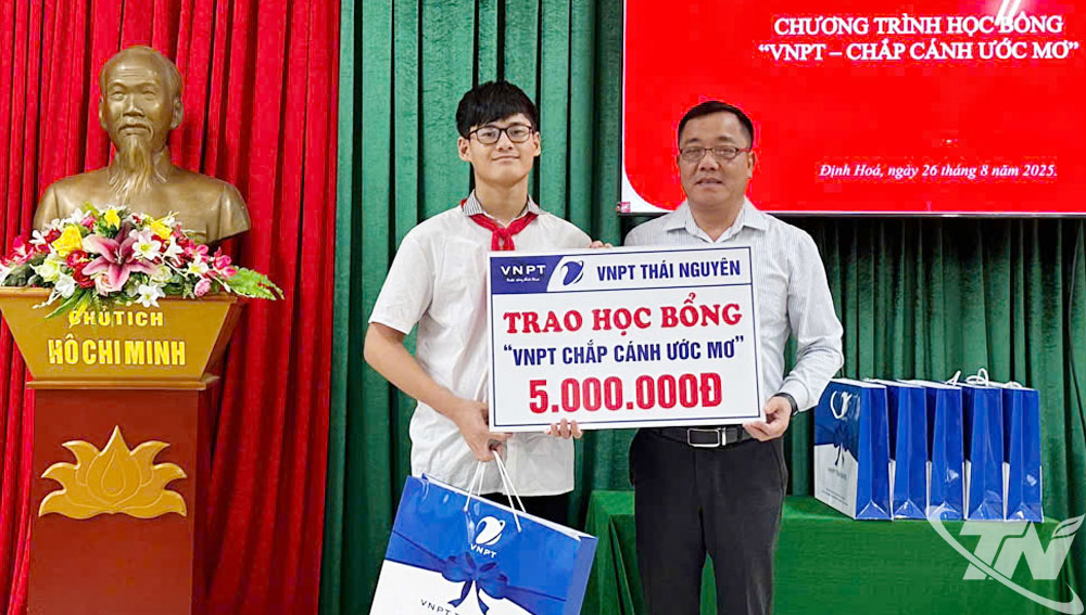 Đại diện VNPT Thái Nguyên trao học bổng cho em Nguyễn Trần Đăng Đạt, lớp 8B, Trường THCS Bảo Cường