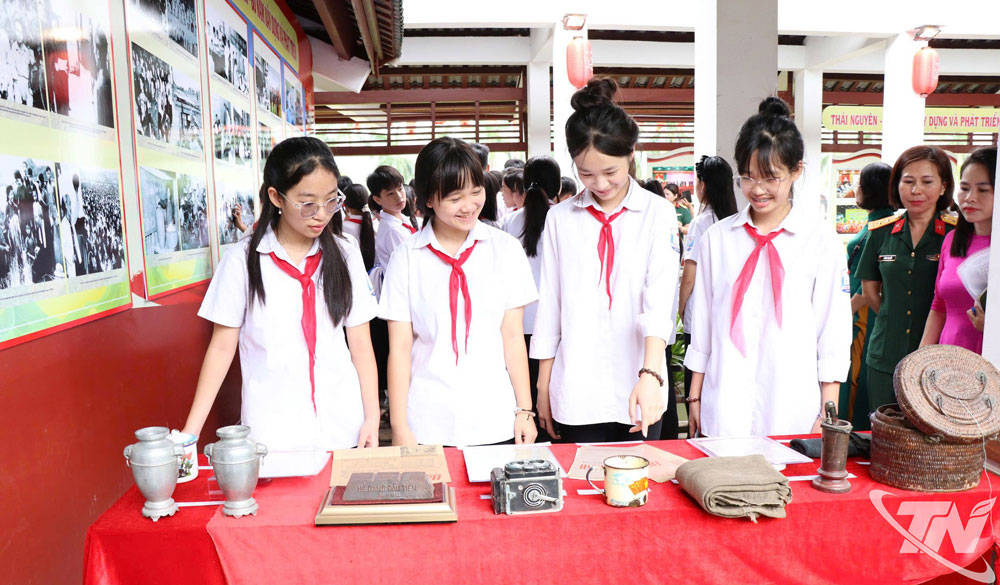 Các em học sinh tham quan khu trưng bày một số tài liệu, kỷ vật trong hành trình 80 năm xây dựng và phát triển của Thái Nguyên.