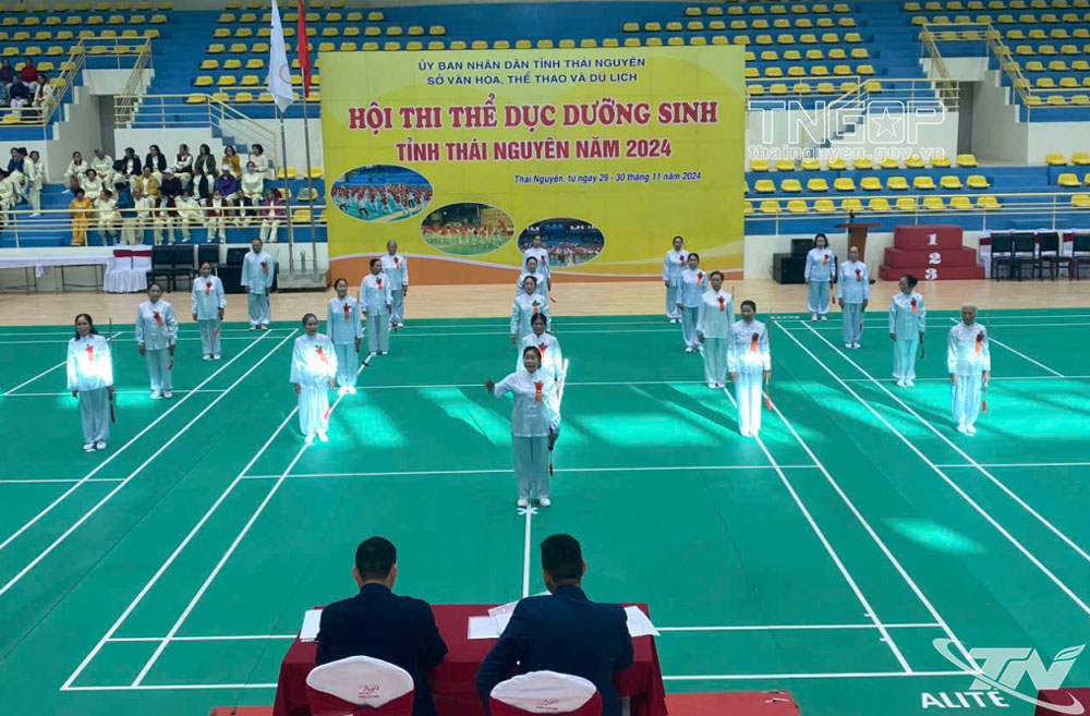 Hội thi thể dục dưỡng sinh thường niên là sân chơi bổ ích giúp người cao tuổi có cơ hội giao lưu, hỏi hỏi.