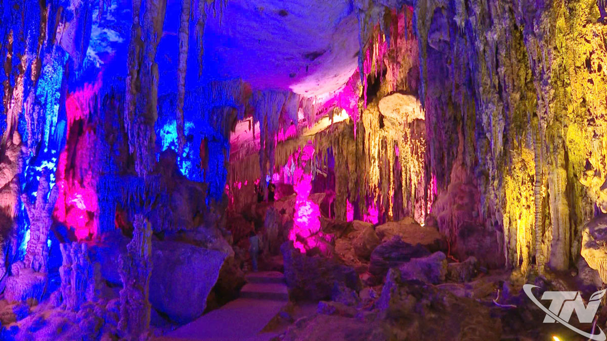 Nhiều khối nhũ đá được hình thành từ hàng nghìn năm với rất nhiều hình thù