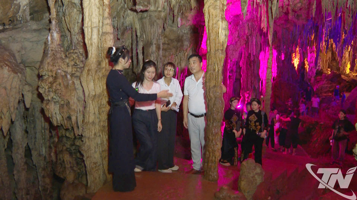 Khách tham quan động Hua Mạ