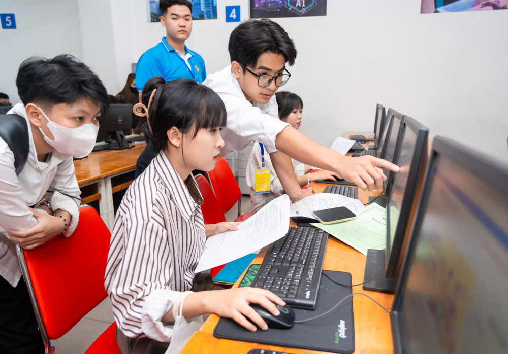 Tại HUTECH trang bị nhiều máy tính và cán bộ hỗ trợ thí sinh xác nhận nhập học trực tuyến trên hệ thống của Bộ Giáo dục và Đào tạo. Ảnh minh họa: Đan Phương/Báo Tin tức và Dân tộc