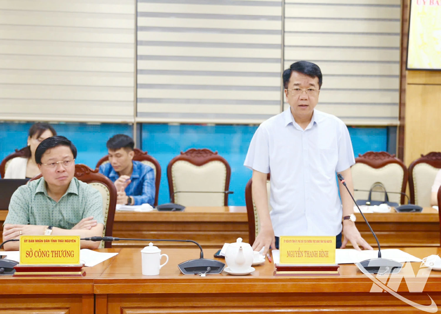 Đồng chí Nguyễn Thanh Bình, Phó Chủ tịch Thường trực UBND tỉnh thông tin với đoàn các nội dung liên quan tình hình phát triển KTXH của tỉnh.
