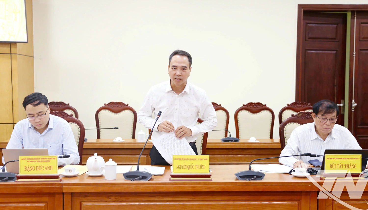 Các thành viên Tổ Biên tập của Tiểu ban KTXH Đại hội đại biểu toàn quốc lần thứ XIV của Đảng trao đổi tại Hội nghị.