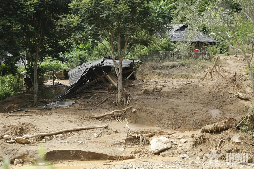Nhiều ngôi nhà tại bản Háng Pu Xi, xã Xa Dung bị sập đổ sau đêm lũ quét. 

